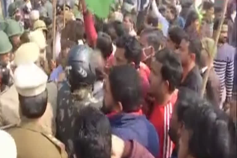 Group of people claiming to be locals gather at Singhu border  Singhu border  സിങ്കു അതിർത്തി  കർഷകർക്ക് നേരെ ആക്രമണം  locals gather at Singhu border