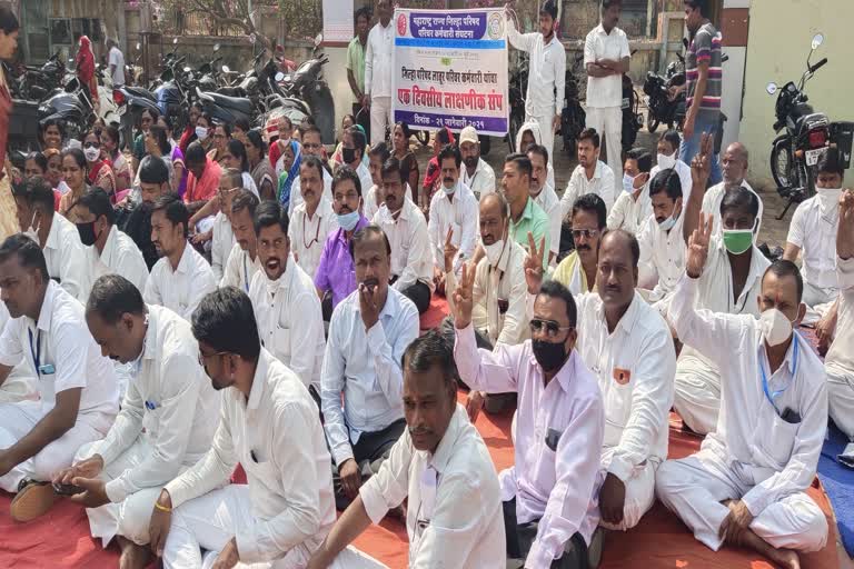 one-day-symbolic-strike-of-zilla-parishad-employe-in-latur