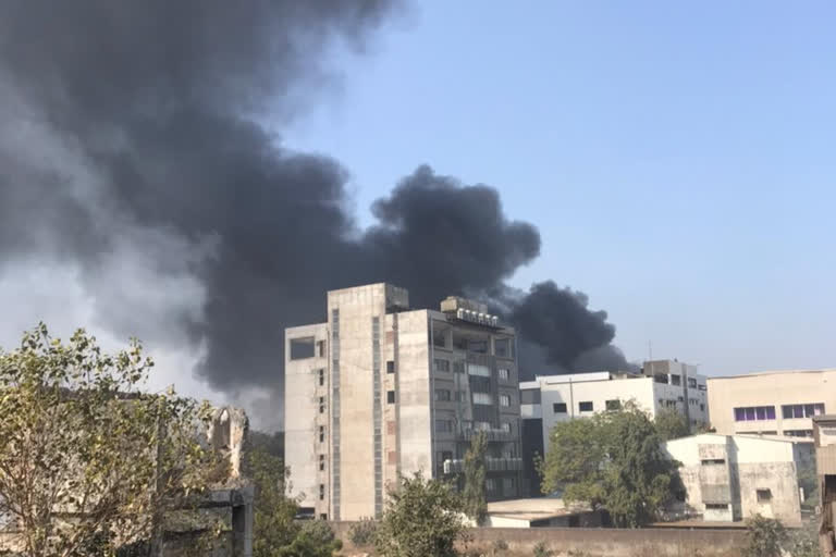 MAJOR FIRE BREAKS OUT AT A TEXTILE MILL AT SURAT