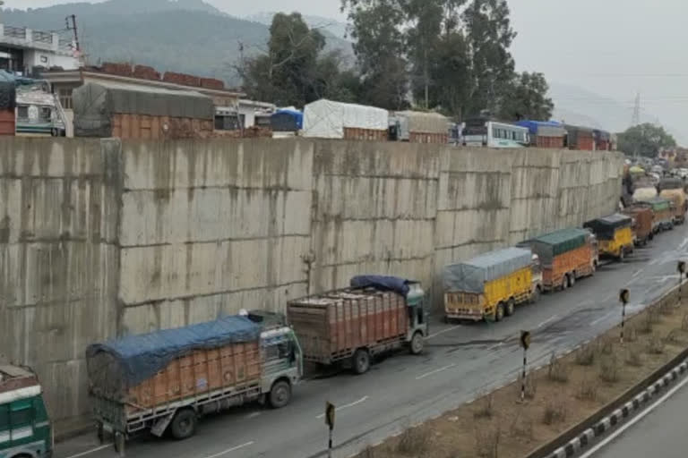 Srinagar-Jammu national highway closed