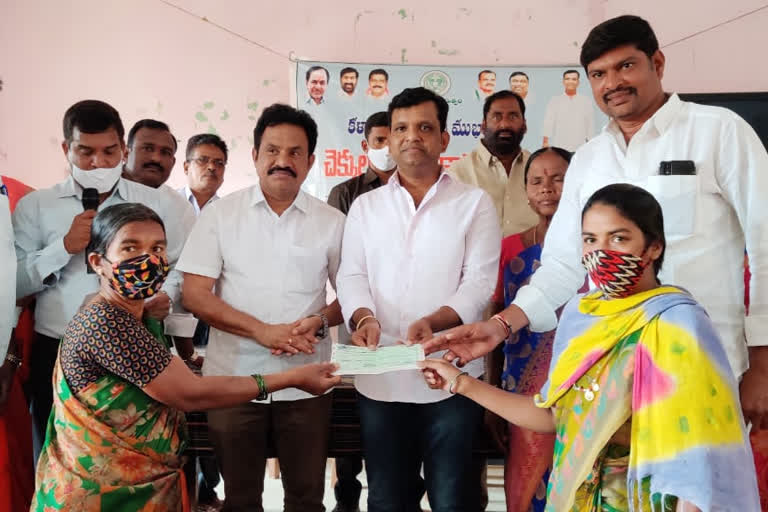 thungathurthy mla gadari kishore kumar, kalyana lakshmi and shaadi mubarak cheques, shaali gouraram