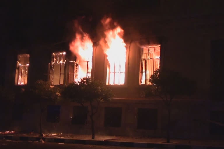 protestors set fire to several government buildings at tripoli in lebanon