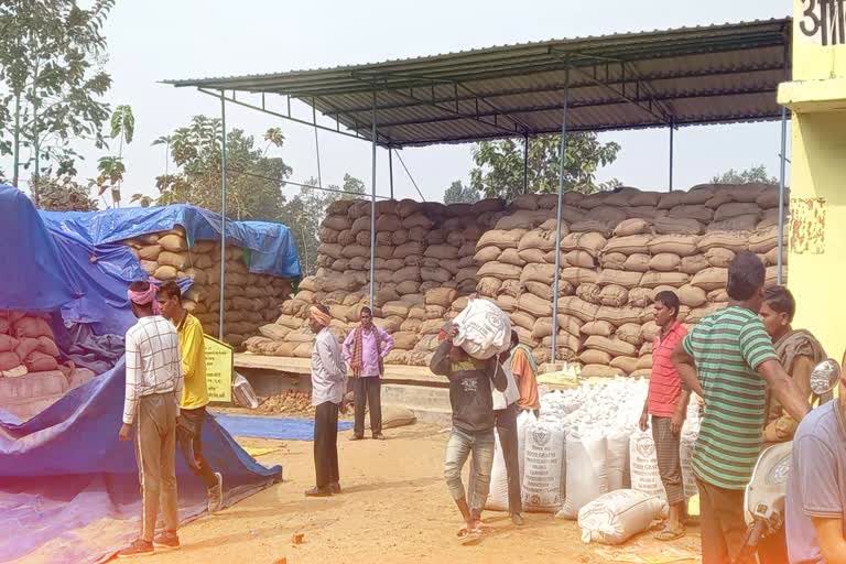 farmers-show-enthusiasm-in-the-last-phase-of-paddy-purchase-in-dantewada