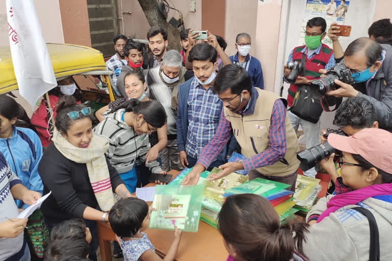 sfi_gave_study_materials to students who lost everything in bagbazar slum fire