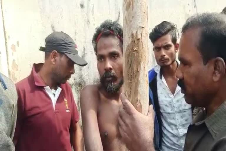 People tied a young man to a pole on suspicion of child theft in cuttack nuapatana area