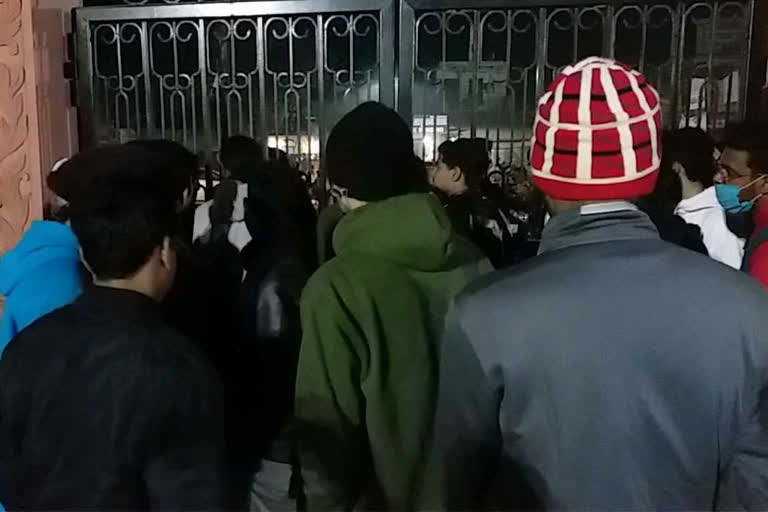 AMU students closed the centenary gate