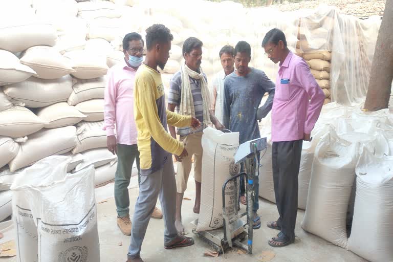 talks-with-farmers-regarding-paddy-purchase-in-gariaband