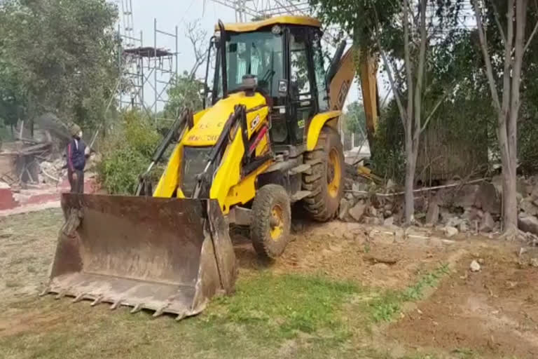 Faridabad Forest Department demolished many farm houses built in Aravali