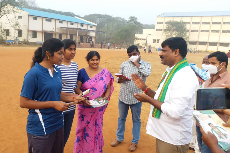 Hari Shankar Gowd is campaigning by joining the early morning walkers in warangal