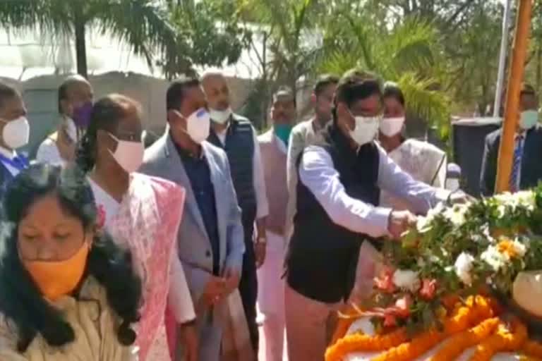 governor-and-cm-paid-tribute-to-mahatma-gandhi-on-his-death-anniversary-in-ranchi