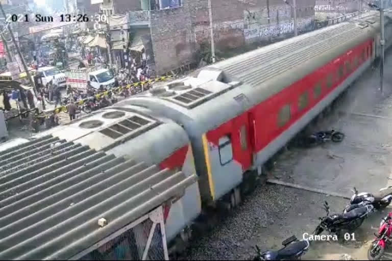 kanpur-see-how-the-bike-collides-with-the-train