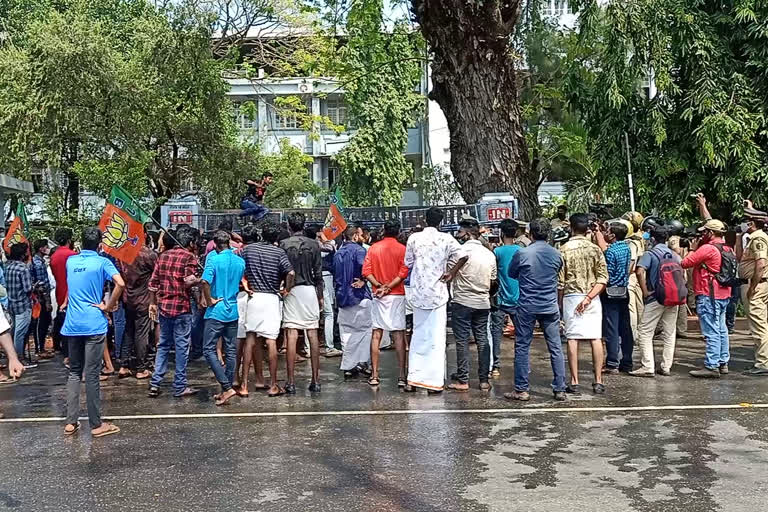 Yuva Morcha clashes with police  Yuva Morcha clashes with police  കൊല്ലത്ത് യുവമോർച്ച മാർച്ചിൽ സംഘർഷം  പൊലീസ് ജലപീരങ്കി പ്രയോഗിച്ചു  കൊല്ലം