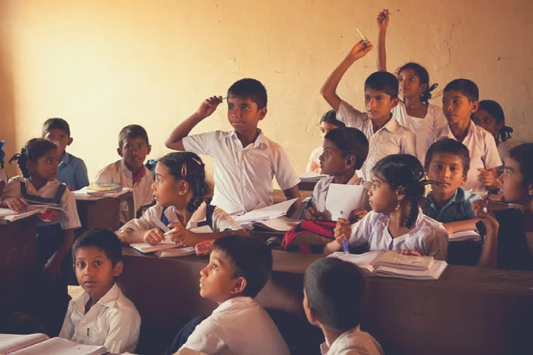 SCHOOL DROPOUT RATE FALLS TO IN KERALA  SCHOOL DROPOUT RATE KERALA  കേരളത്തില്‍ സ്‌കൂള്‍ വിദ്യാര്‍ഥികളുടെ കൊഴിഞ്ഞുപോക്ക് നിരക്ക് 0.11 ശതമാനത്തിലേക്ക്  സ്‌കൂള്‍ വിദ്യാര്‍ഥികളുടെ കൊഴിഞ്ഞുപോക്ക് നിരക്ക്  സ്‌കൂള്‍ വിദ്യാര്‍ഥികളുടെ കൊഴിഞ്ഞുപോക്ക് നിരക്ക് വാര്‍ത്തകള്‍  കേരള വിദ്യാഭ്യാസ വകുപ്പ് വാര്‍ത്തകള്‍  വിദ്യാഭ്യാസ മേഖല വാര്‍ത്തകള്‍  kerala education related news  education related news