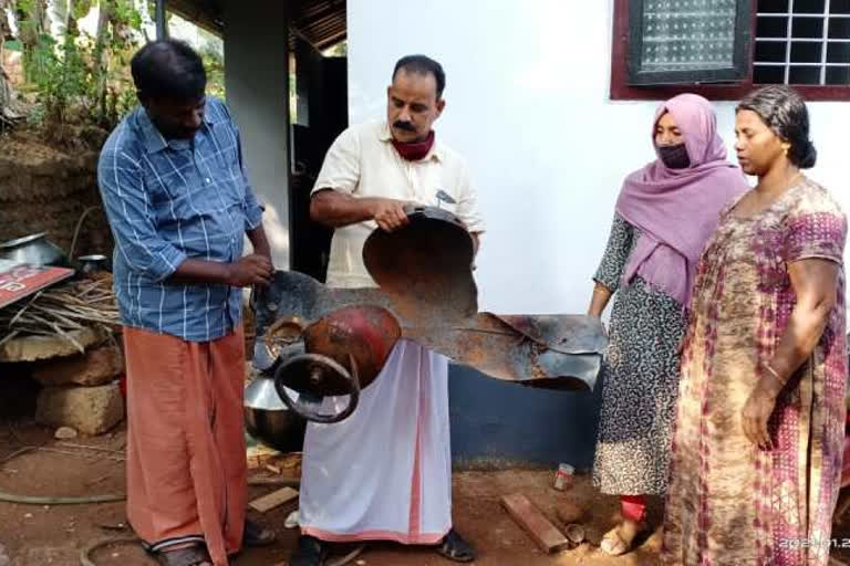 Gas cylinder exploded in Kozhikode  Gas cylinder explosion in kozhikkode  മുക്കത്ത് വീട്ടിലെ ഗ്യാസ് സിലിണ്ടർ പൊട്ടിത്തെറിച്ചു  ഗ്യാസ് സിലിണ്ടർ പൊട്ടിത്തെറിച്ചു