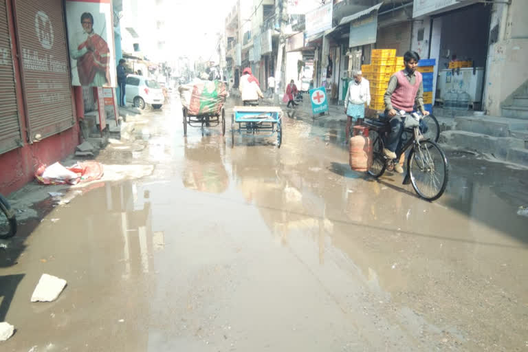 Sewer water flooded on Dada Dev Road in Delhi