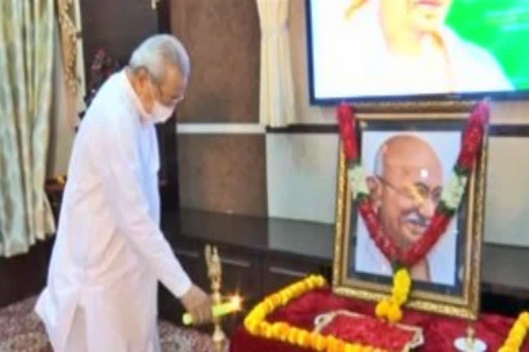 Vishwabhushan Harichandan paid homage to Mahatma Gandhi at Raj Bhavan, Vijayawada