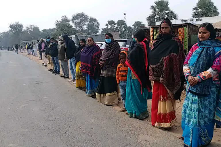 human chain of RJD workers