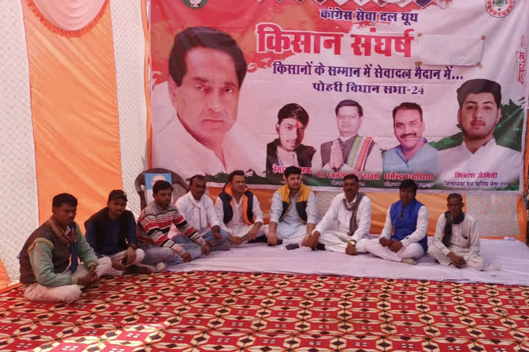 Congress workers sitting on hunger strike