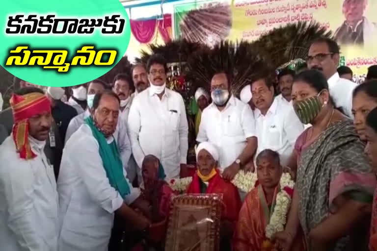 minister Allola honored Padmashree Kanakaraju