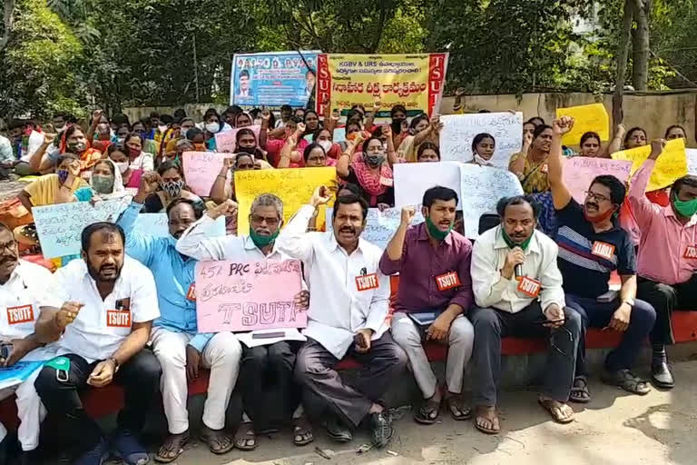 Under the auspices of TSUTF, Sangareddy district teachers and employees went on a hunger strike in front of the Collectorate.