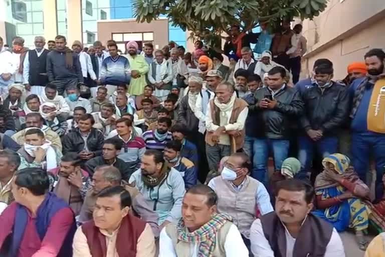 farmers surrounded gwalior collectorate