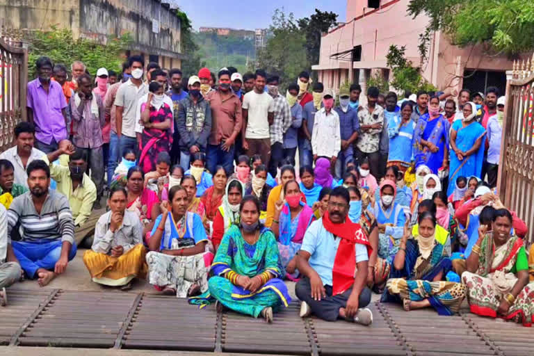 ramagundam  municipality  workers dharna to pay wage arrears