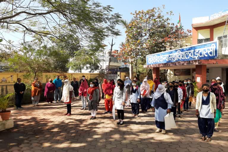 Students paid tribute to Mahatma Gandhi in Hoshangabad