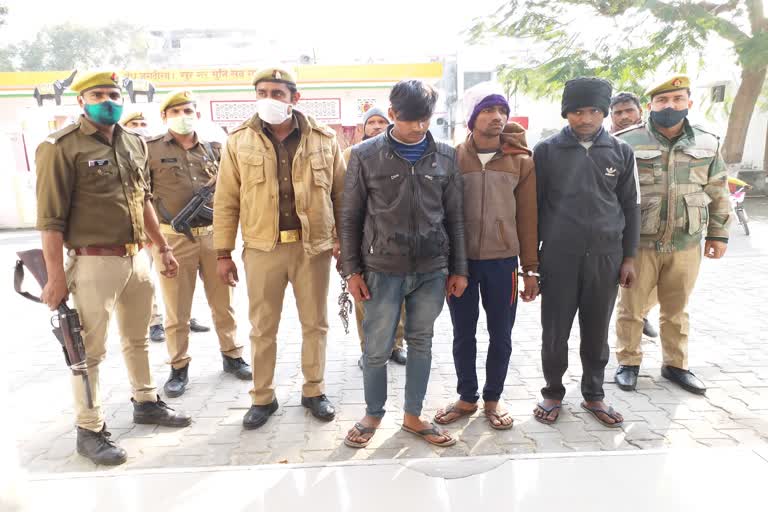 पुलिस की गिरफ्त में आरोपी.