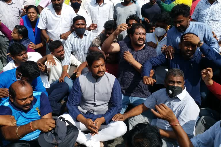 sharath-bachegowda-protests-against-hosakote-police