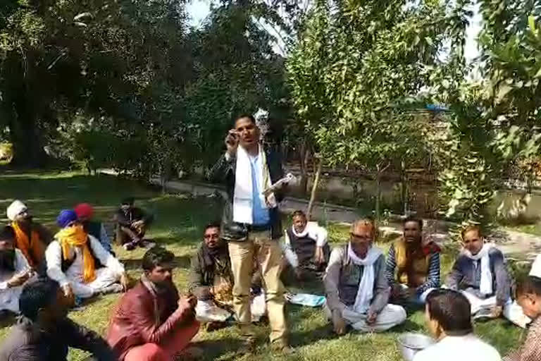 Farmers organized Panchayat in Hazareswar Park