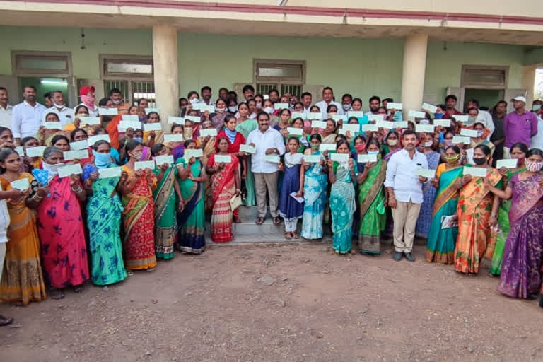 mla aaroori ramesh kalyana laxmi distributed kalyanlaxmi cheques