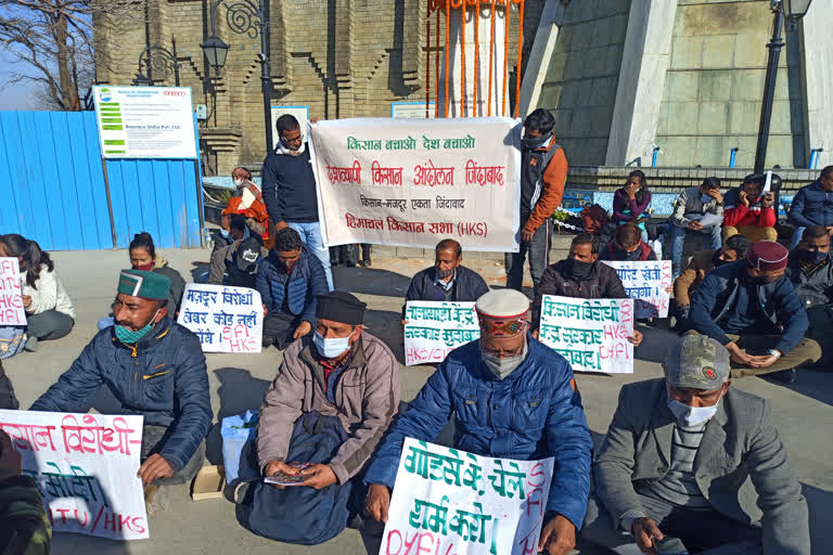 Kisan Sabha fast in front of gandhi statue in shimla