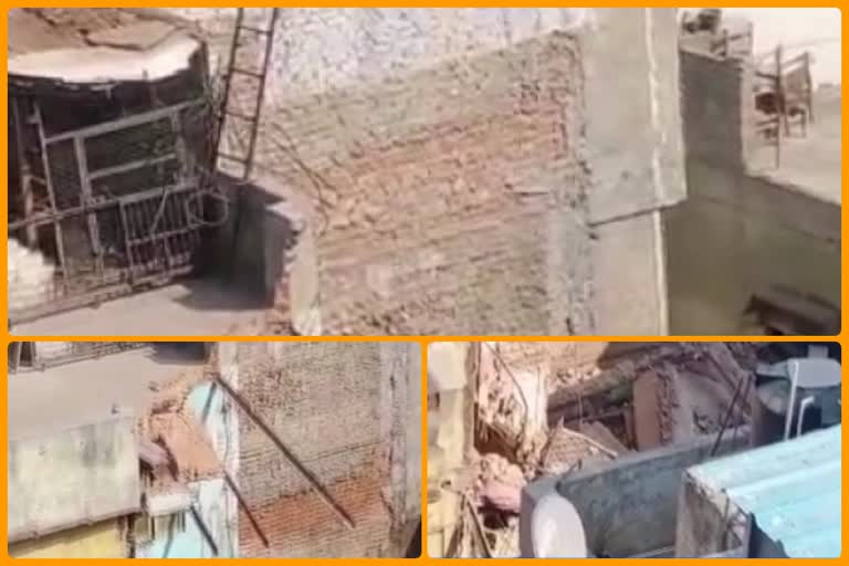 Old building collapsed in Turkman Gate area of ​​Old Delhi