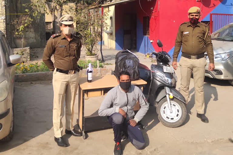 Scooter rider arrested with English wine near Badarpur Metro of South East Delhi