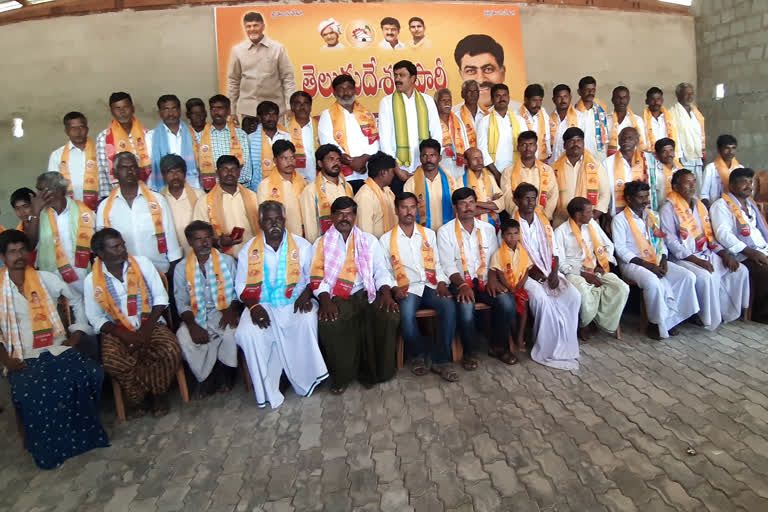 ycp leaders joined into telugu desham party in thimmasamudram ananthapuram district