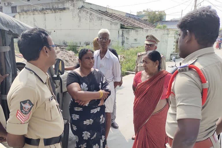 women-protest-in-front-of-ycp-leader-home-in-thimmapuram-guntur-district