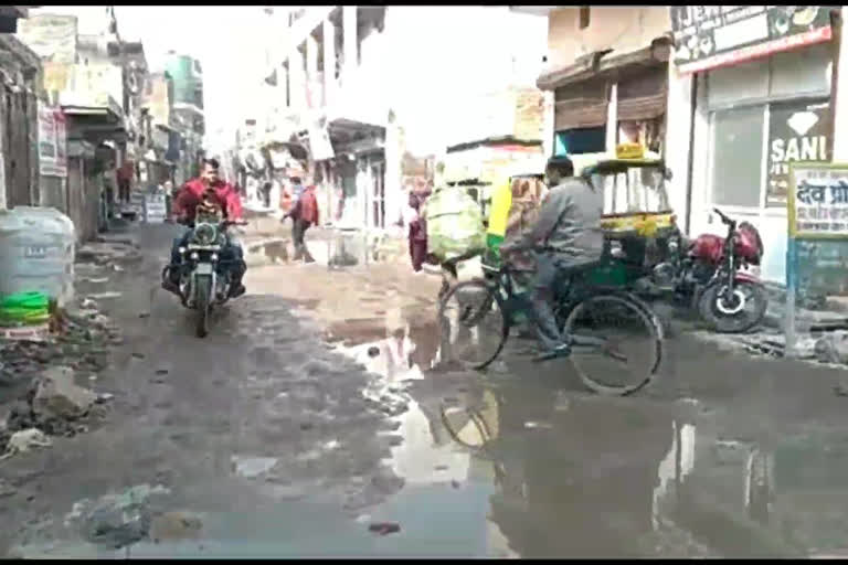 People are facing problems due to lack of road in Mukandpur in Delhi