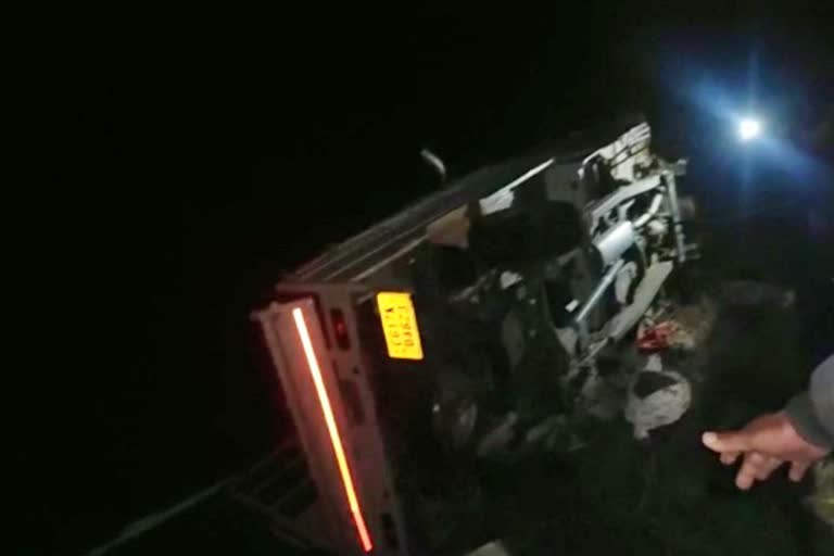 5-dead-12-critical-as-pick-up-van-overturns-in-koraput