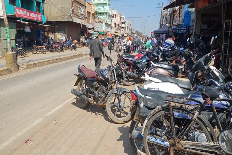 fear-of-road-accident-due-to-road-encroachment-in-dongargaon-of-rajnadgaopn