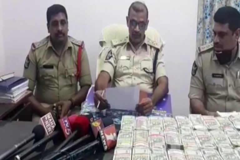 Andhra Police news  Krishna District Police news  Krishna District Police cash recovery news  Andhra cash seized in bus  ആന്ധ്ര പൊലീസ് വാർത്ത  കൃഷ്ണ പൊലീസ് വാർത്തകൾ  കൃഷ്ണ പൊലീസ് പണം കണ്ടെടുത്തു  ആന്ധ്രയിൽ ബസിൽ നിന്ന് പണം കണ്ടെടുത്തു