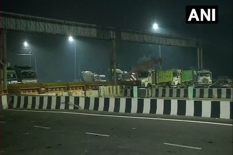 Farmers' protest: Delhi Police beefs us security at Delhi-UP border  കർഷക പ്രതിഷേധം  അതിർത്തികളിൽ സുരക്ഷ വർധിപ്പിച്ച്‌ ഡൽഹി പൊലീസ്‌  ദേശിയ വാർത്ത  national news  കർഷക പ്രതിഷേധത്തിന്‍റെ വാർത്ത