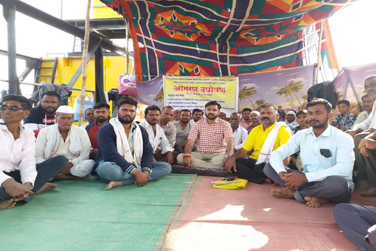 farmers-hunger-strike-by-seating-on-wall-of-lower-gyanganga-dam-in-buldana