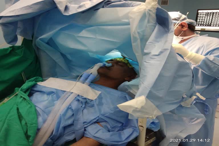 हैरतअंगेज : मरीज जपता रहा माला, डॉक्टरों ने कर दी ब्रेन सर्जरी