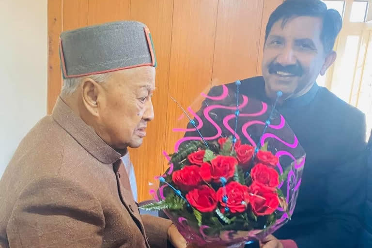 former-cm-virbhadra-singh-meet-mukesh-agnihotri-in-solan