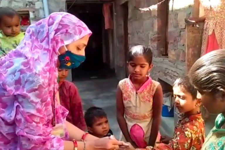 Anganwadi assistant polio to children, आंगनवाड़ी सहायिका ने बच्चों को पिलाई पोलियो