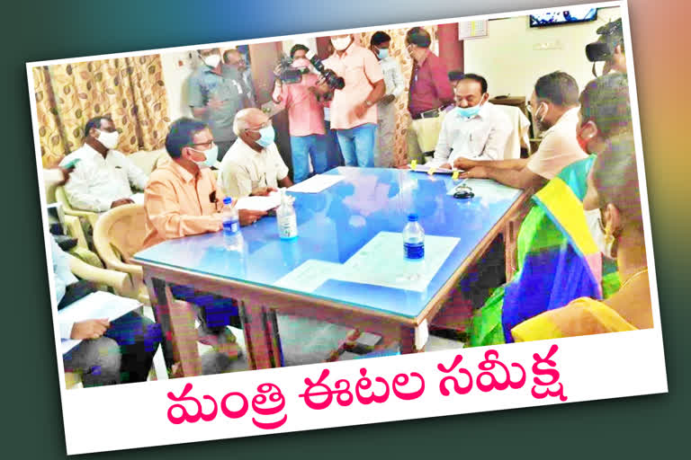 డబల్​ బెడ్​రూం ఇళ్ల నిర్మాణాలపై మంత్రి ఈటల ఆరా