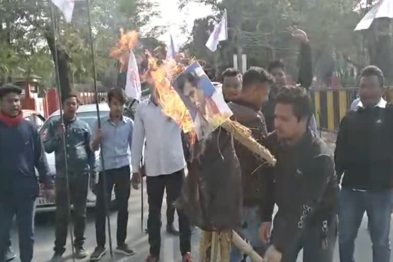 aasu-burnt-cm-sarbananda-sonowal-effigy-at-dibrugarh