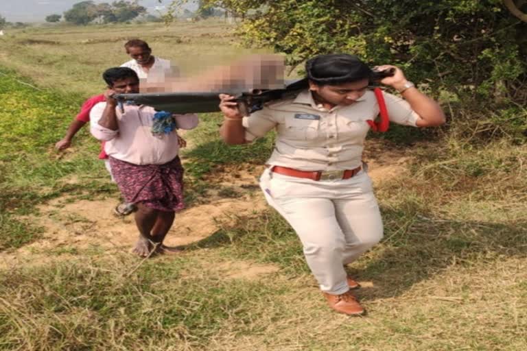 Lady SI Carried Dead body  முதியவர் சடலத்தை தோளில் சுமந்து சென்ற பெண் எஸ்.ஐ.  பெண் எஸ்.ஐ  பெண் காவல் உதவி ஆய்வாளர்  ஆந்திரா செய்திகள்  Andra News  Lady SI  Lady Sub Inspector  Lady SI Carried Dead body In Andrapradesh