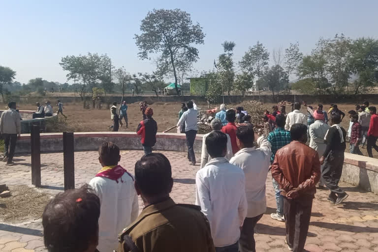 Dispute between two parties in the funeral of a woman in pathariya