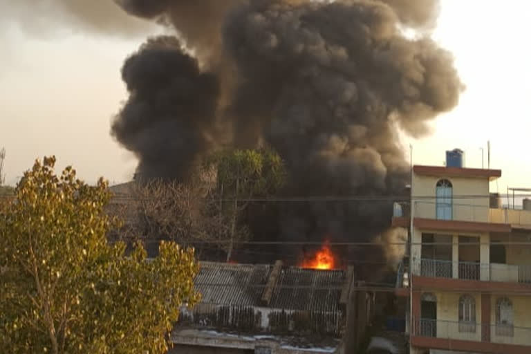 Burning goods due to fire in plastic company, प्लास्टिक कंपनी में आग लगने से सामान जलकर खाक